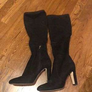 Black heeled boots